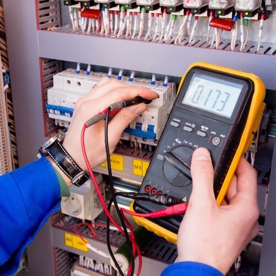 electricista-bormujos-voltimetro