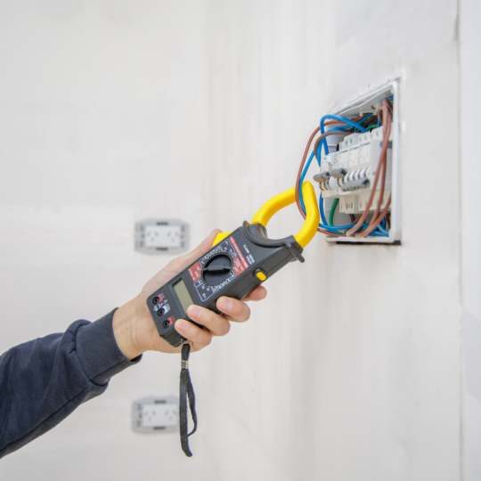 electricista-brenes electricista con amperímetro en cuadro eléctrico
